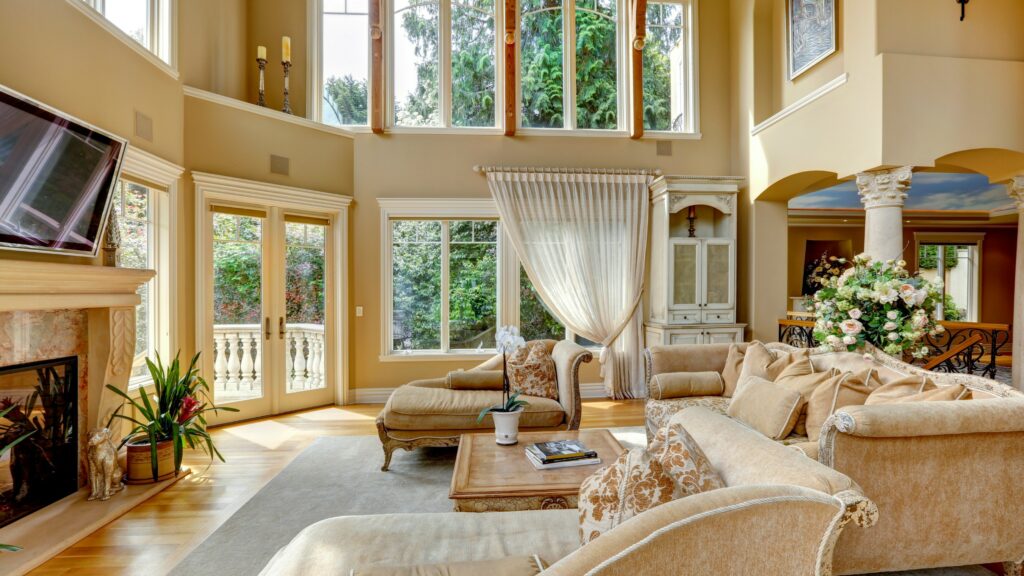 salon style romantique haut de plafond avec grandes fenêtres