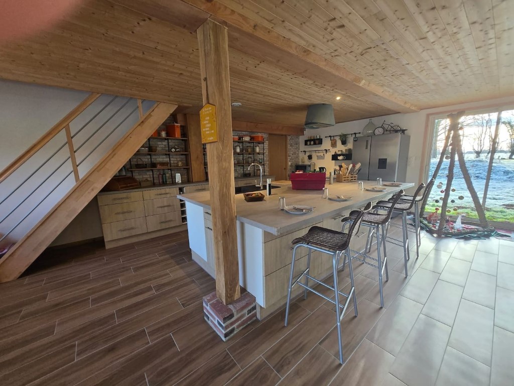 cuisine du chalet avec vue sur l'extérieur