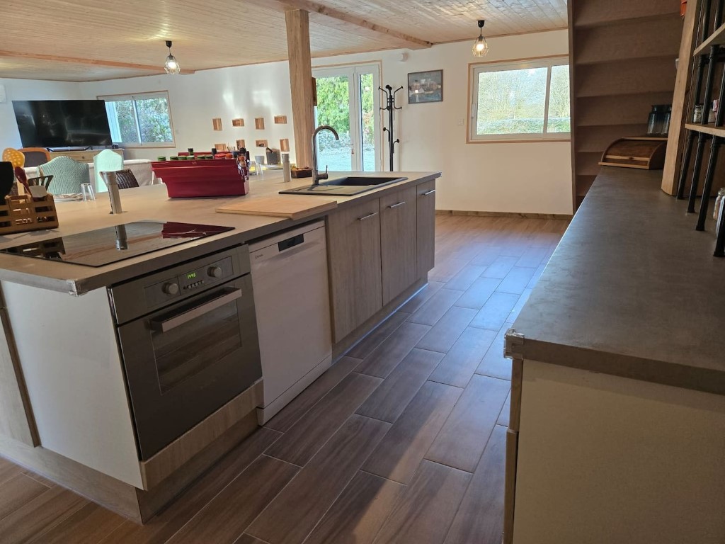 intérieur cuisine ouverte du chalet