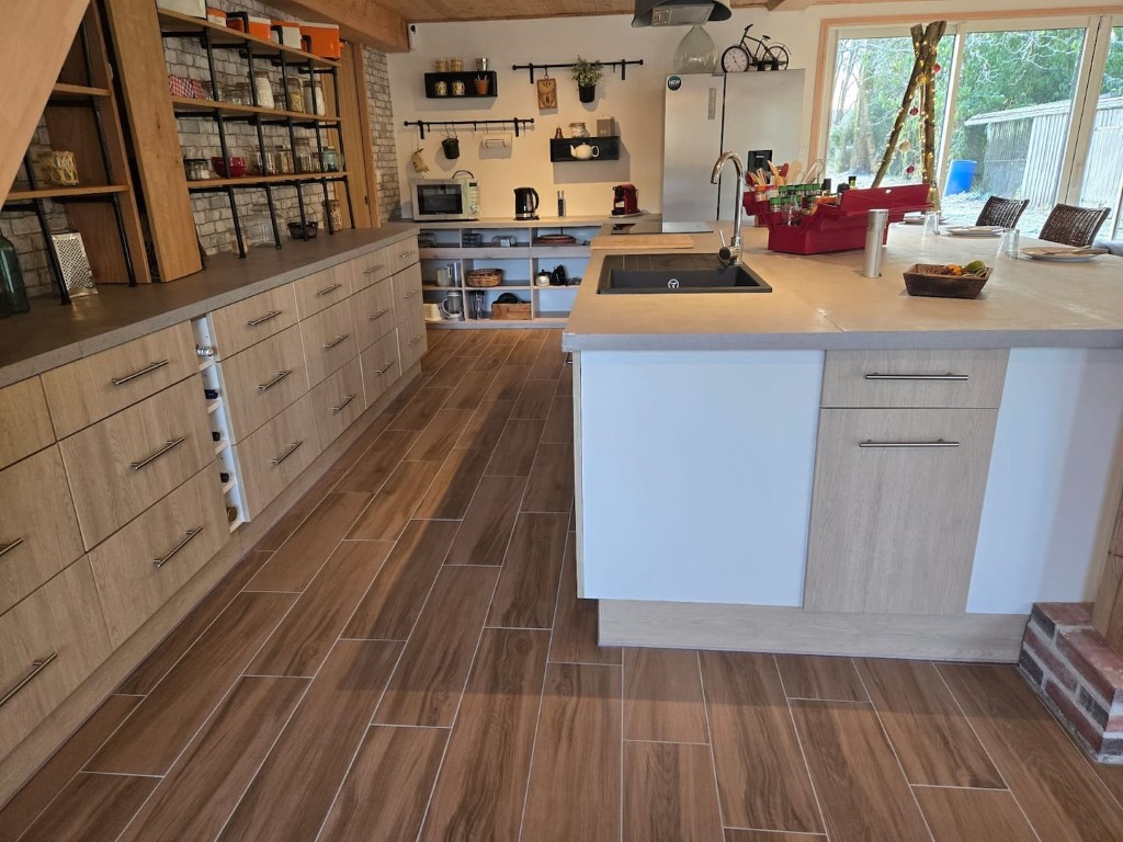 nombreux rangements adaptés grande famille dans la cuisine