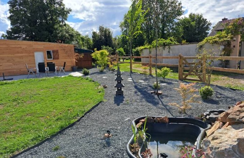 joli jardin aménagé d'un bien au coeur du perche