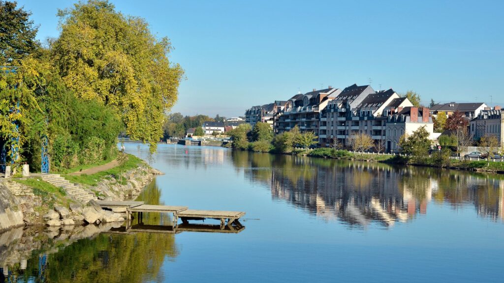 belle photo de la mayenne à L'Huisserie