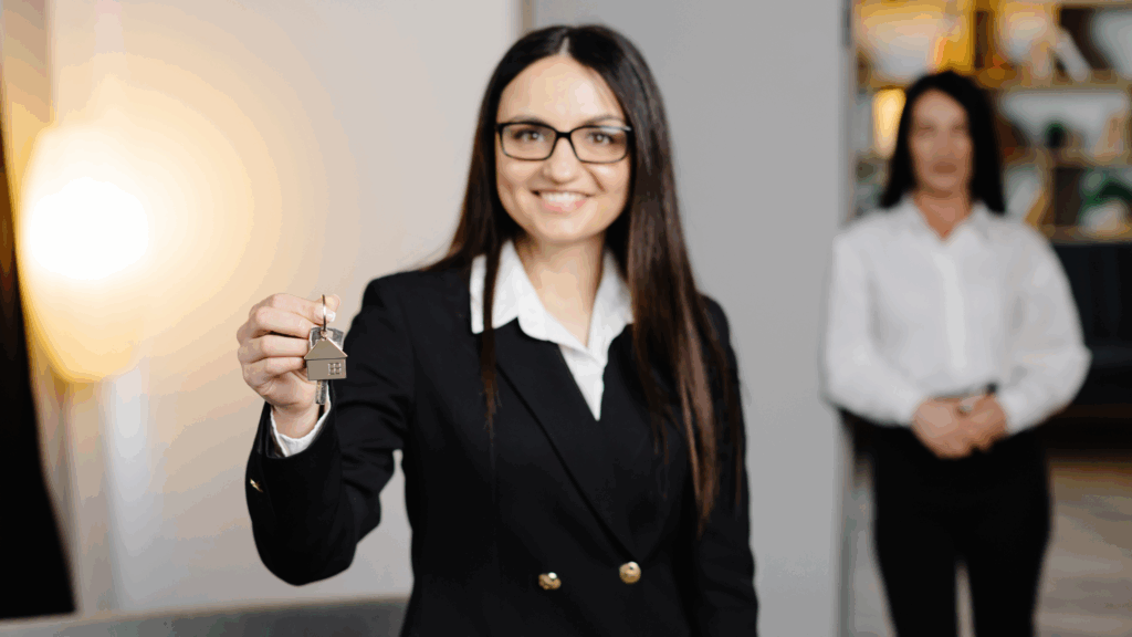 Une jeune concierge souriante présente les clés qu'elle tient dans ses mains, prête à accomplir ses tâches dans la conciergerie immobilière