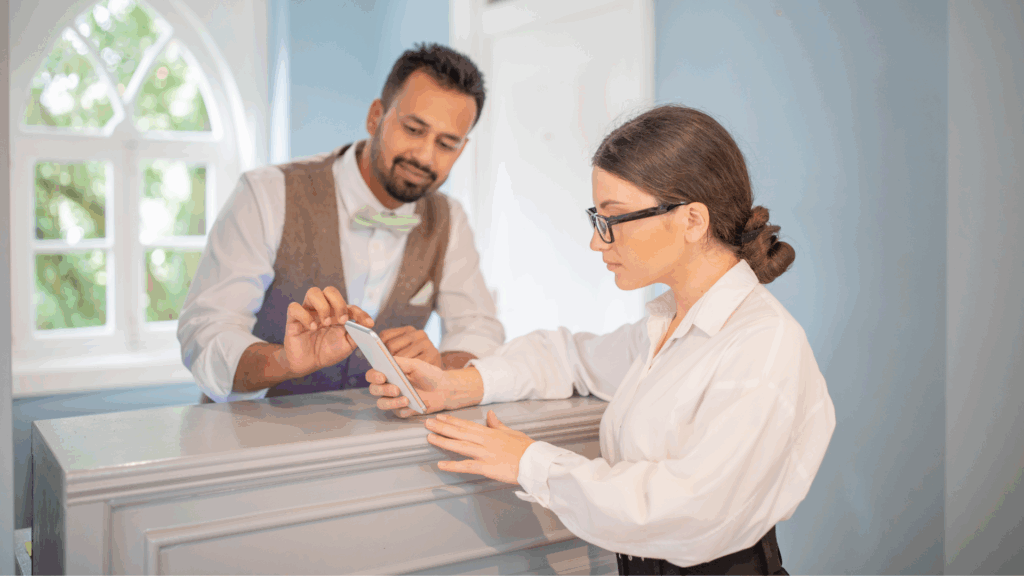 Un concierge donne des indications à une jeune femme