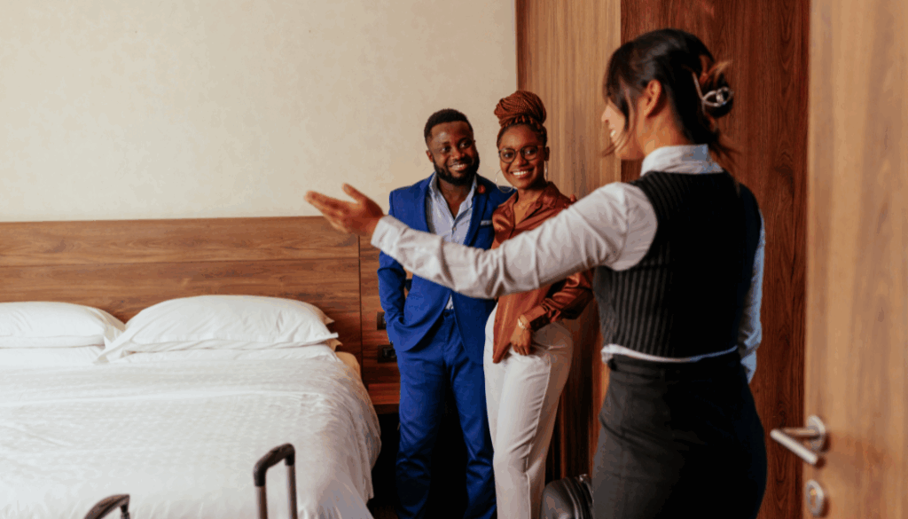 personnel qui présente la chambre à un couple